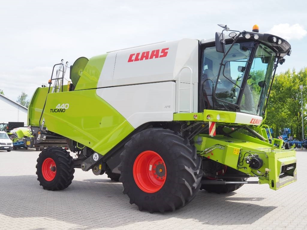 Claas Tucano 440 + V620 - Θεριζοαλωνιστική μηχανή: φωτογραφία 4 Claas Tucano 440 + V620 - Θεριζοαλωνιστική μηχανή: φωτογραφία 4