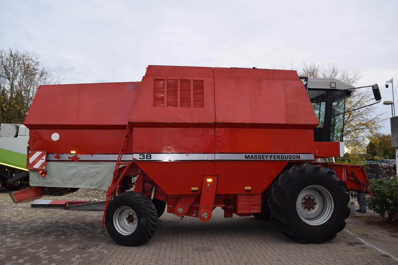 Massey Ferguson MF 38 - Θεριζοαλωνιστική μηχανή: φωτογραφία 1 Massey Ferguson MF 38 - Θεριζοαλωνιστική μηχανή: φωτογραφία 1
