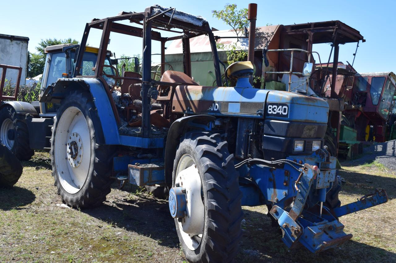 New Holland 8340 *zur Teileverwertung* - Τρακτέρ: φωτογραφία 1 New Holland 8340 *zur Teileverwertung* - Τρακτέρ: φωτογραφία 1