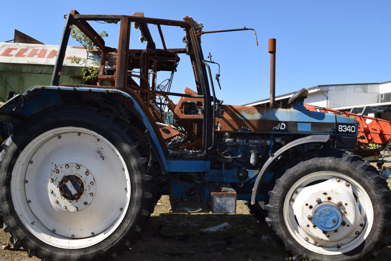 New Holland 8340 *zur Teileverwertung* - Τρακτέρ: φωτογραφία 4 New Holland 8340 *zur Teileverwertung* - Τρακτέρ: φωτογραφία 4