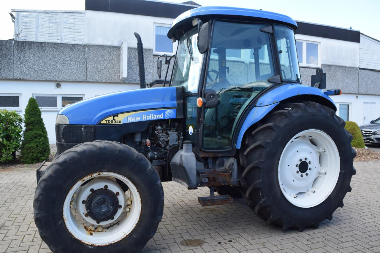 New Holland TD 5040 - Τρακτέρ: φωτογραφία 1 New Holland TD 5040 - Τρακτέρ: φωτογραφία 1