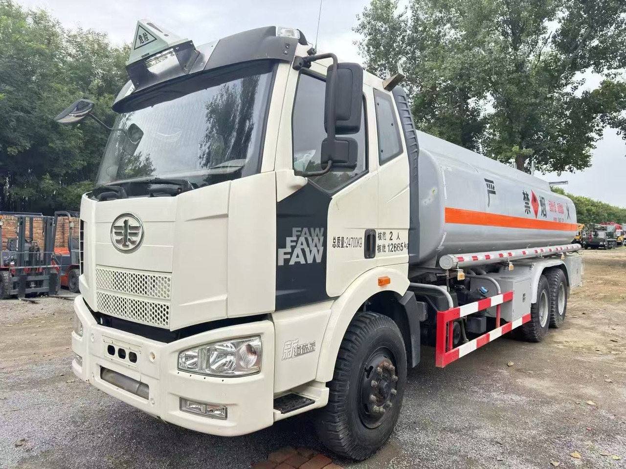 FAW tanker truck - Φορτηγό βυτιοφόρο: φωτογραφία 1 FAW tanker truck - Φορτηγό βυτιοφόρο: φωτογραφία 1