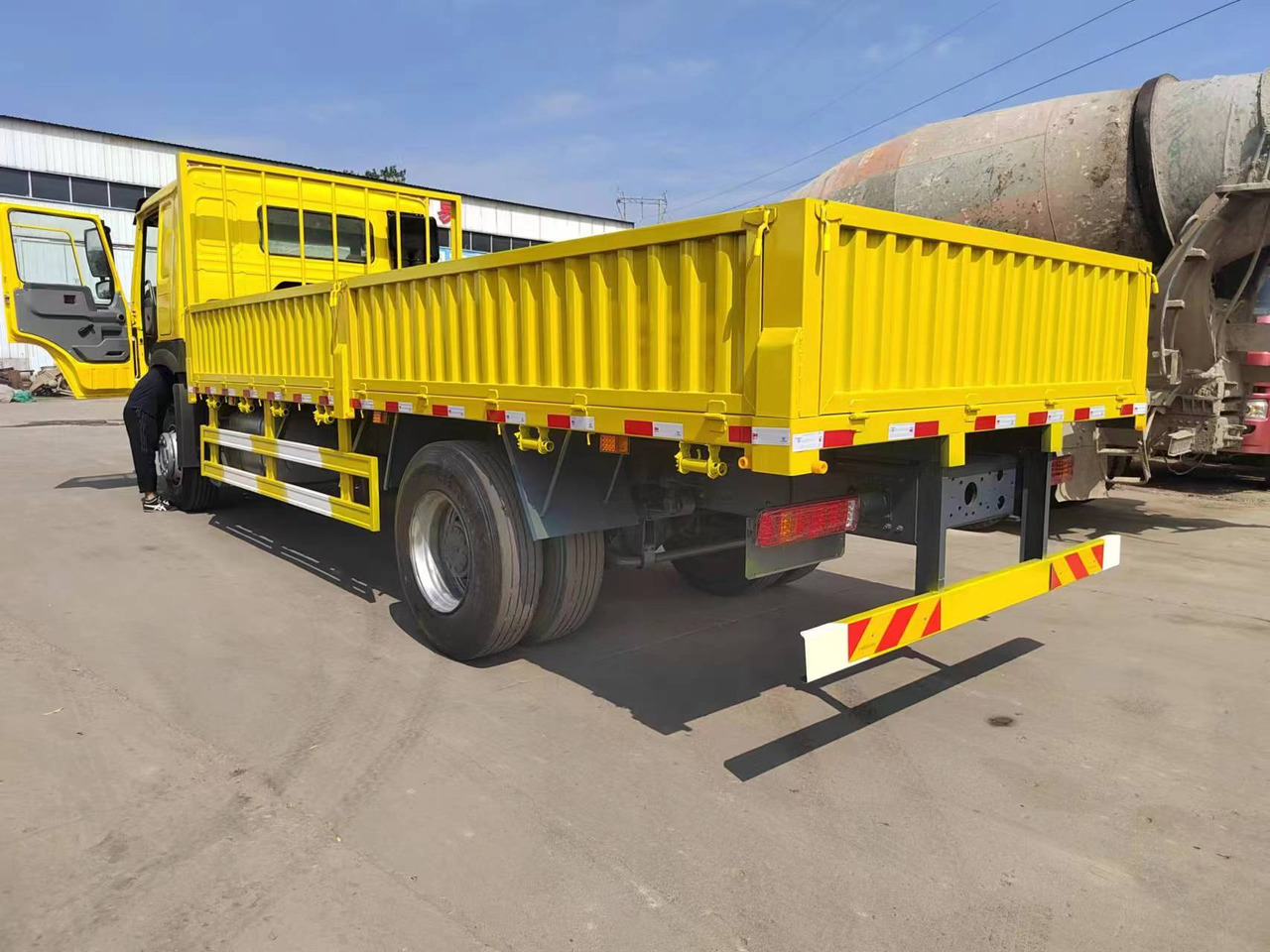 SINOTRUK HOWO 4x2 cargo truck - Φορτηγό ανατρεπόμενο: φωτογραφία 4 SINOTRUK HOWO 4x2 cargo truck - Φορτηγό ανατρεπόμενο: φωτογραφία 4