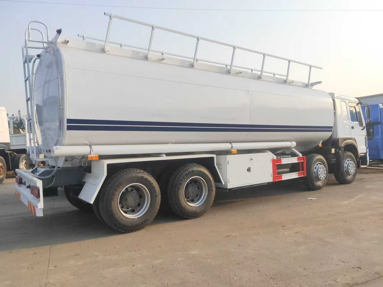 SINOTRUK HOWO Fuel Tank - Φορτηγό βυτιοφόρο: φωτογραφία 3 SINOTRUK HOWO Fuel Tank - Φορτηγό βυτιοφόρο: φωτογραφία 3