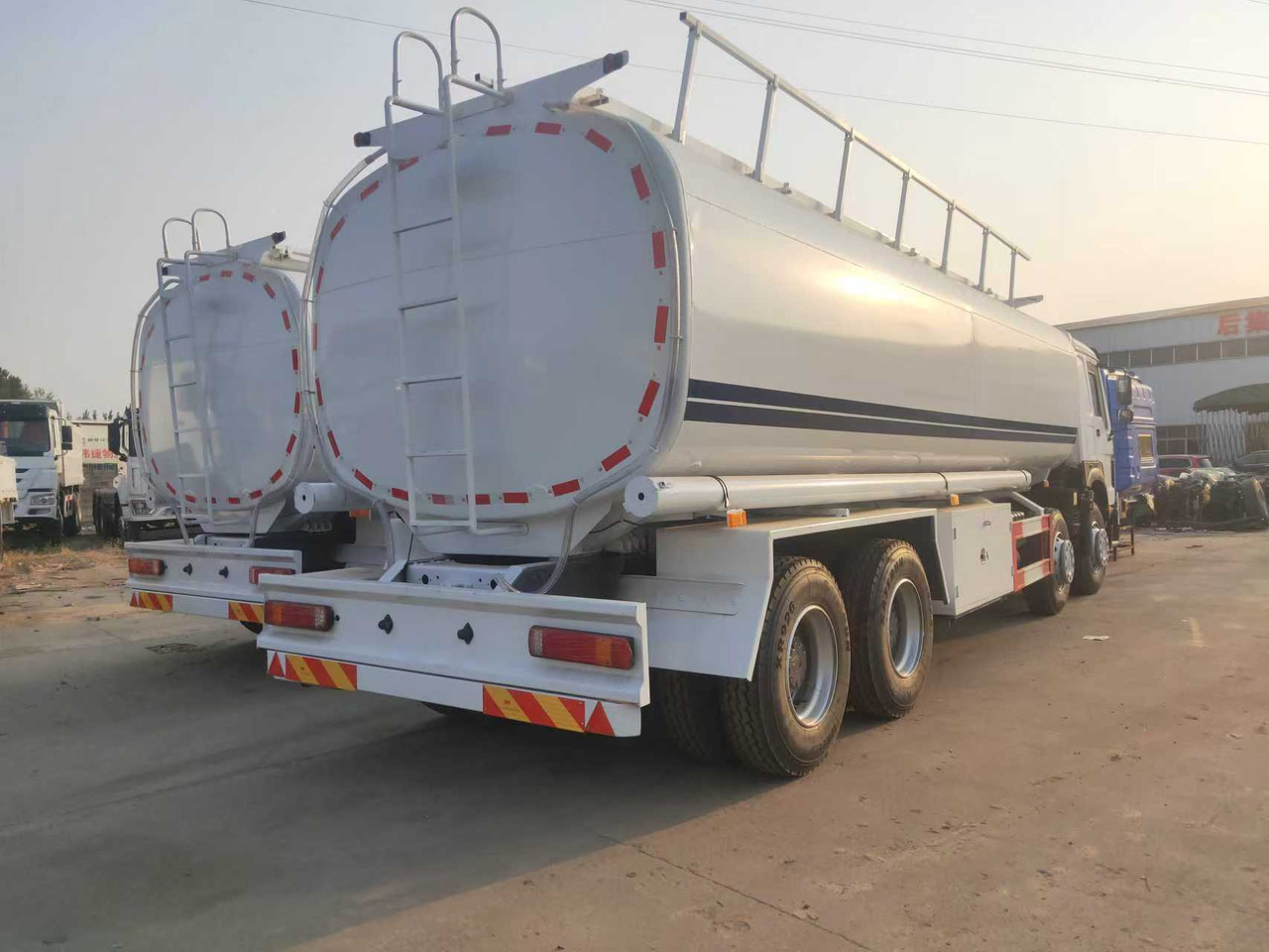 SINOTRUK HOWO Fuel Tank - Φορτηγό βυτιοφόρο: φωτογραφία 4 SINOTRUK HOWO Fuel Tank - Φορτηγό βυτιοφόρο: φωτογραφία 4