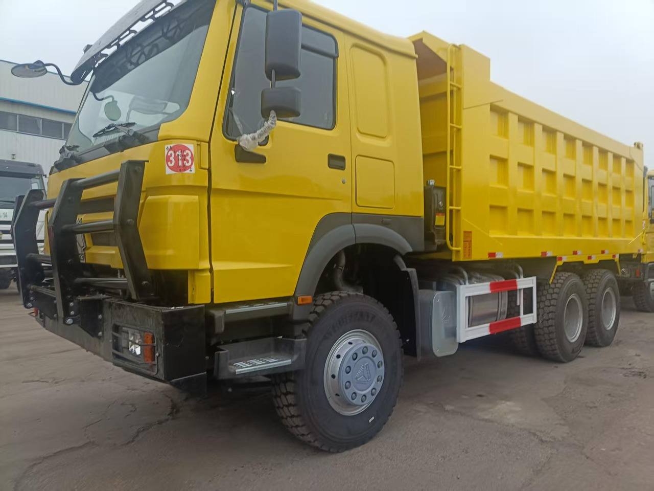 SINOTRUK HOWO - Φορτηγό ανατρεπόμενο: φωτογραφία 2 SINOTRUK HOWO - Φορτηγό ανατρεπόμενο: φωτογραφία 2