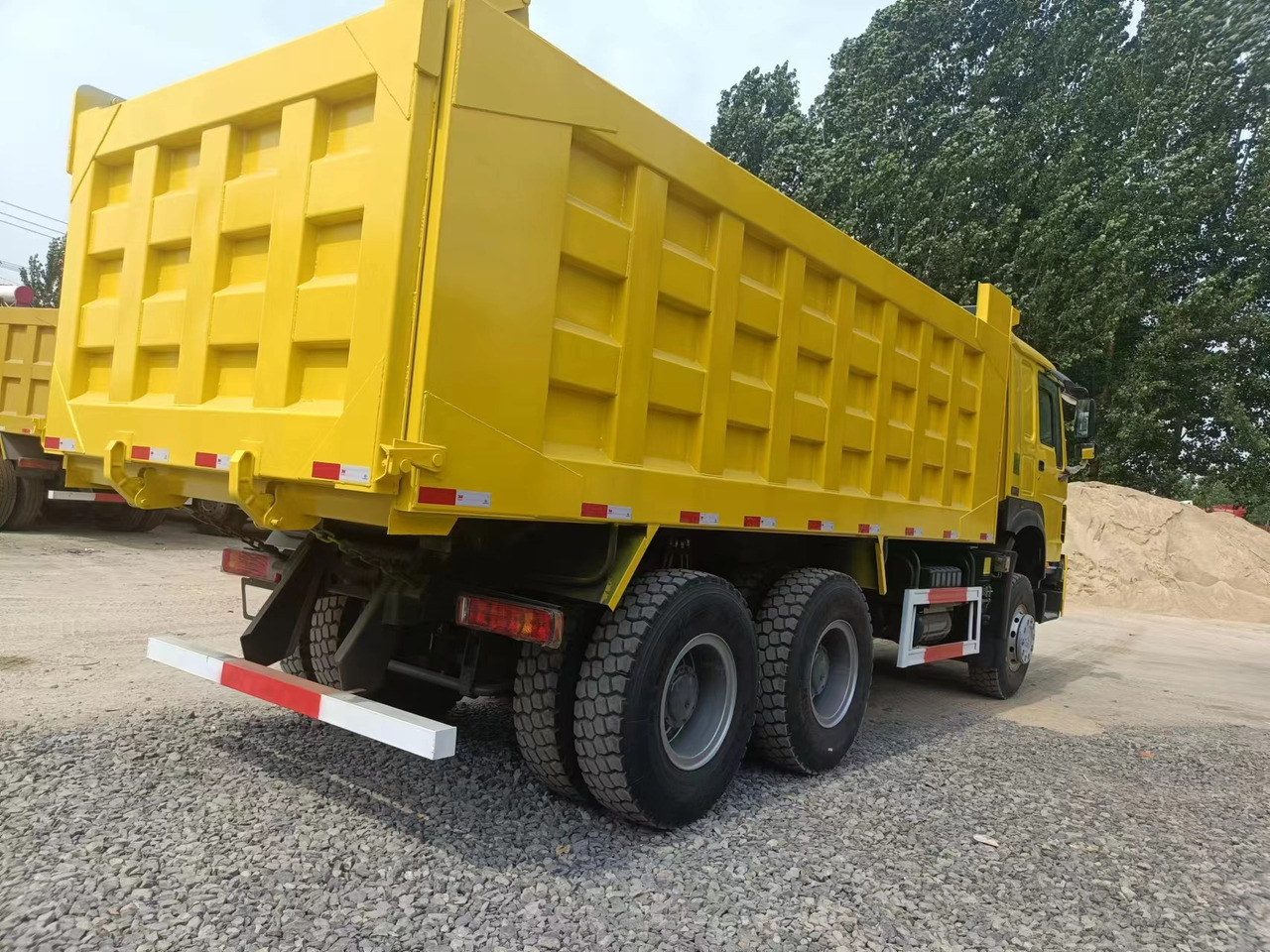 SINOTRUK HOWO - Φορτηγό ανατρεπόμενο: φωτογραφία 2 SINOTRUK HOWO - Φορτηγό ανατρεπόμενο: φωτογραφία 2