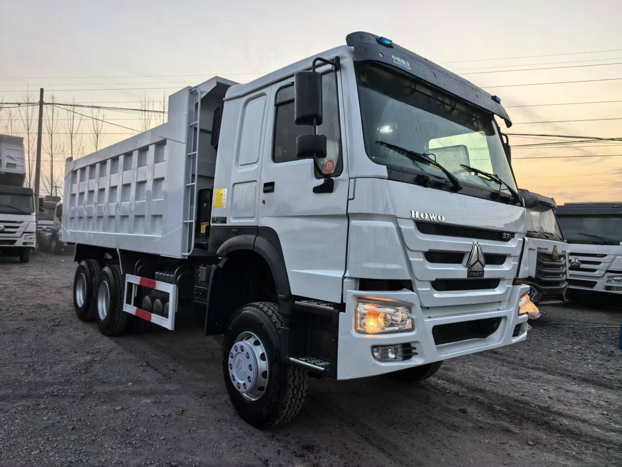 SINOTRUK Howo 6*4 - Φορτηγό ανατρεπόμενο: φωτογραφία 1 SINOTRUK Howo 6*4 - Φορτηγό ανατρεπόμενο: φωτογραφία 1