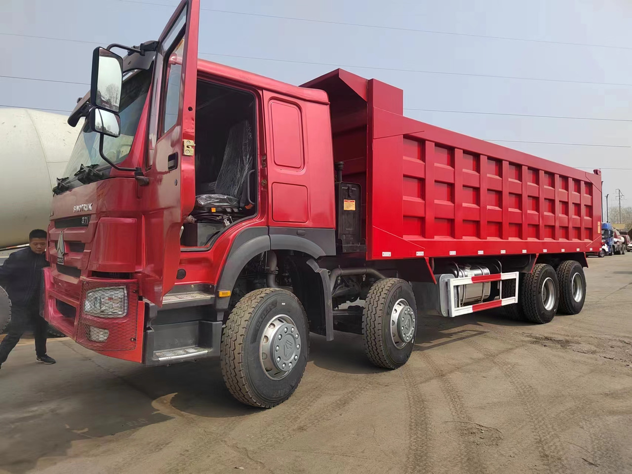 SINOTRUK Howo - Φορτηγό ανατρεπόμενο: φωτογραφία 1 SINOTRUK Howo - Φορτηγό ανατρεπόμενο: φωτογραφία 1