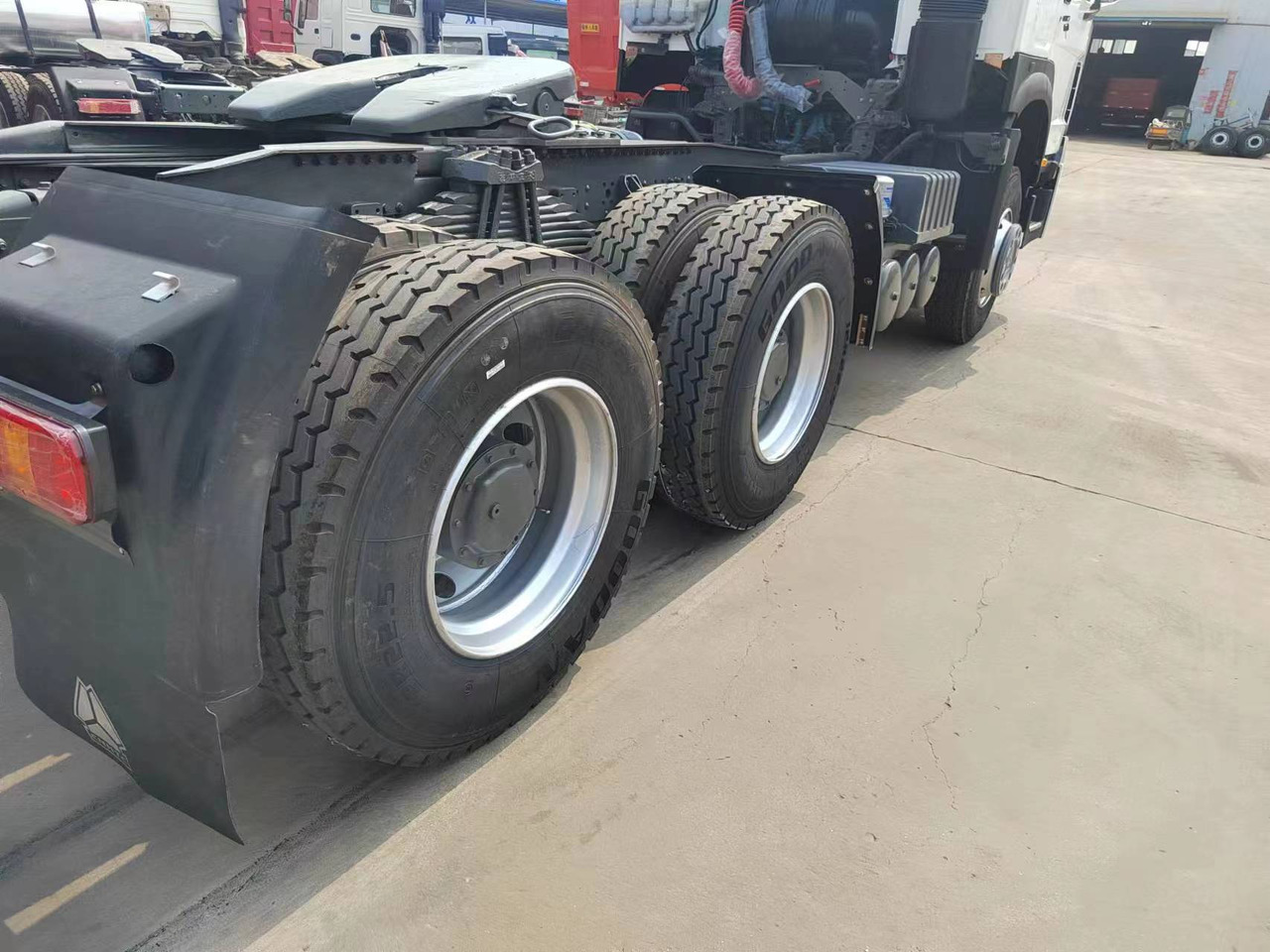 SINOTRUK Trailer head - Τράκτορας: φωτογραφία 2 SINOTRUK Trailer head - Τράκτορας: φωτογραφία 2