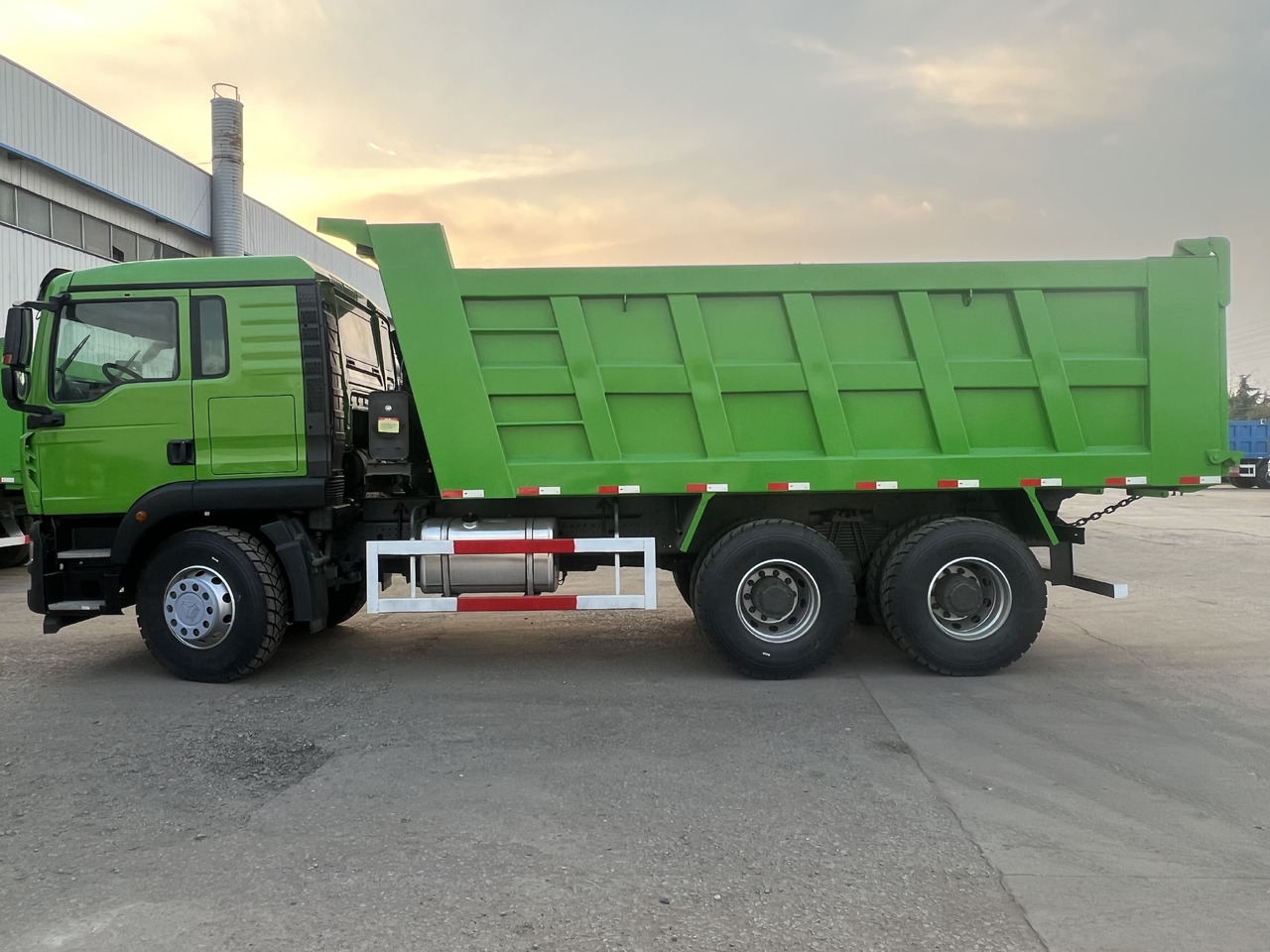 Sinotruk HOWO - Φορτηγό ανατρεπόμενο: φωτογραφία 2 Sinotruk HOWO - Φορτηγό ανατρεπόμενο: φωτογραφία 2
