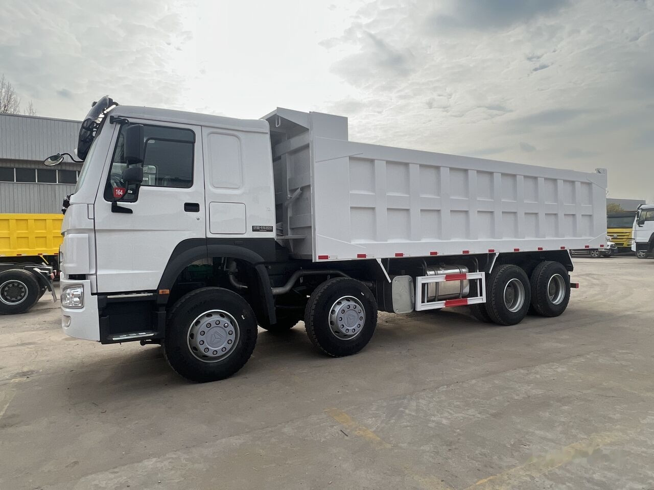 Sinotruk Howo 8*4 - Φορτηγό ανατρεπόμενο: φωτογραφία 3 Sinotruk Howo 8*4 - Φορτηγό ανατρεπόμενο: φωτογραφία 3