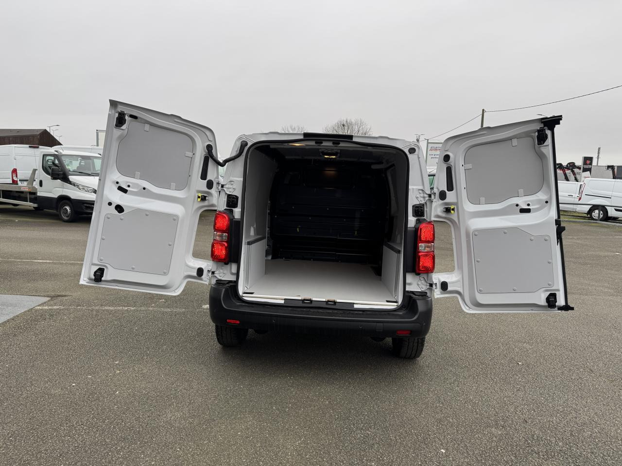 CITROEN Jumpy M 2.0 BlueHDi - 145 S&S - BV EAT8 III FOURGON . PHASE 2 - Βαν: φωτογραφία 3 CITROEN Jumpy M 2.0 BlueHDi - 145 S&S - BV EAT8 III FOURGON . PHASE 2 - Βαν: φωτογραφία 3