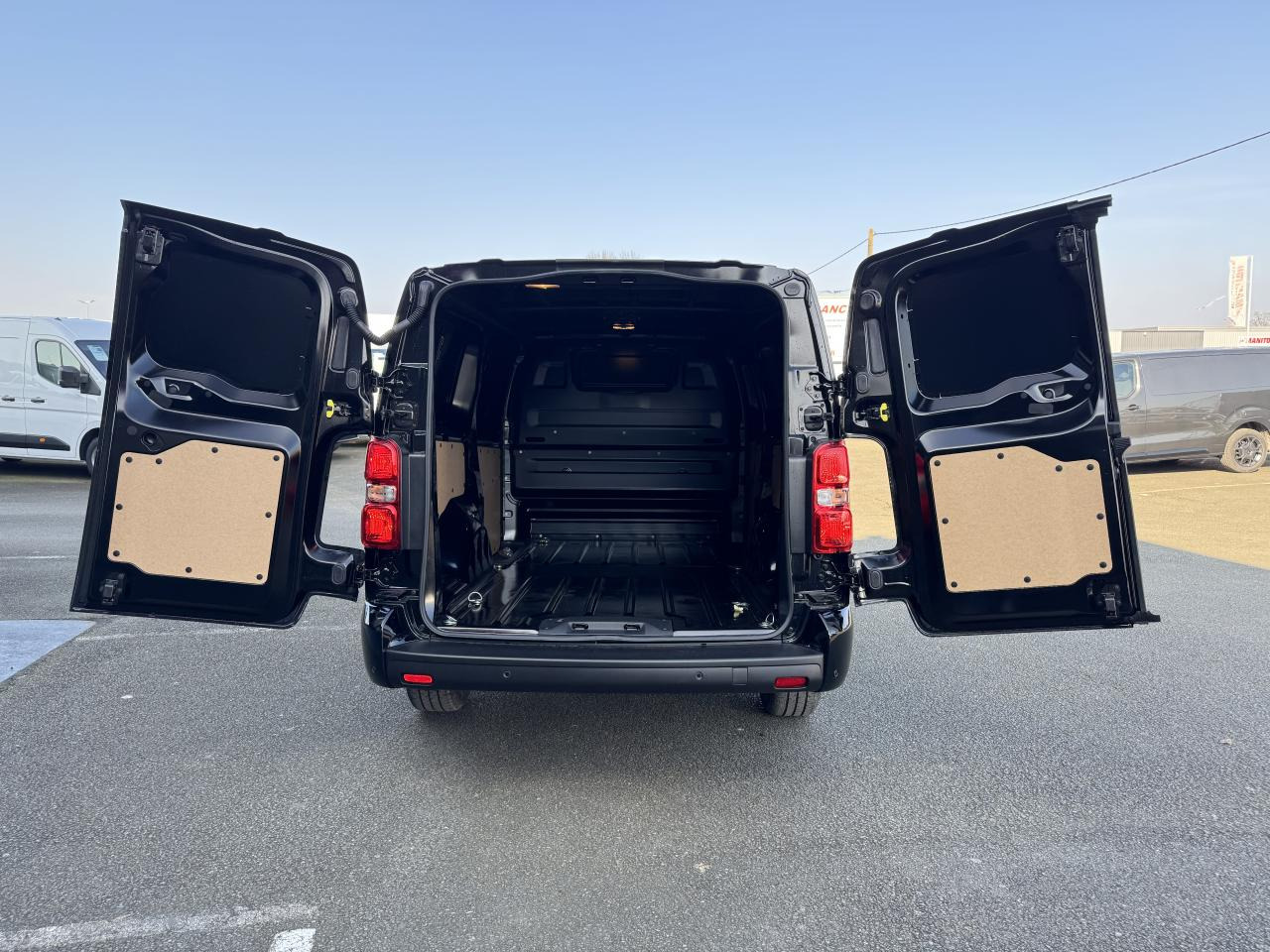 CITROEN Jumpy M 2.0 BlueHDi - 180 S&S - BV EAT8 III FOURGON . PHASE 2 - Βαν: φωτογραφία 3 CITROEN Jumpy M 2.0 BlueHDi - 180 S&S - BV EAT8 III FOURGON . PHASE 2 - Βαν: φωτογραφία 3