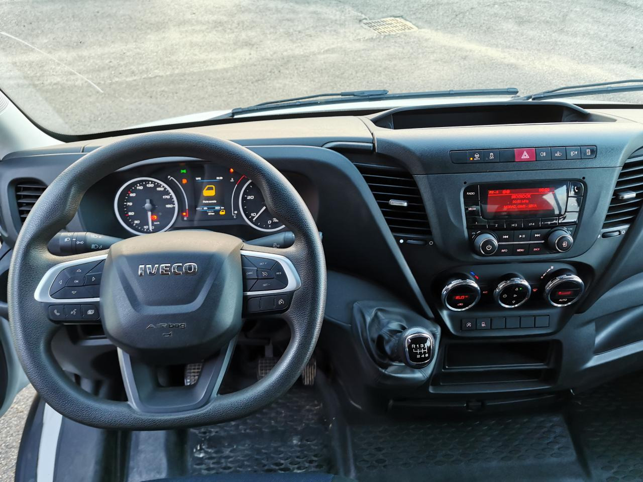 IVECO daily 35C14 BENNE COFFRE DOUBLE CABINE 6 places - Όχημα με ανατρεπομενη καροτσα: φωτογραφία 4 IVECO daily 35C14 BENNE COFFRE DOUBLE CABINE 6 places - Όχημα με ανατρεπομενη καροτσα: φωτογραφία 4