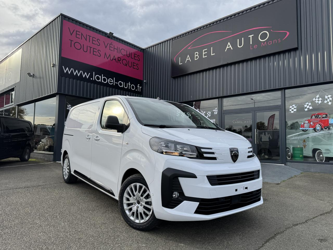 PEUGEOT Expert M 2.0 BlueHDi - 145 S&S - BV EAT8 III FOURGON Fourgon PHASE 2 - Βαν: φωτογραφία 1 PEUGEOT Expert M 2.0 BlueHDi - 145 S&S - BV EAT8 III FOURGON Fourgon PHASE 2 - Βαν: φωτογραφία 1