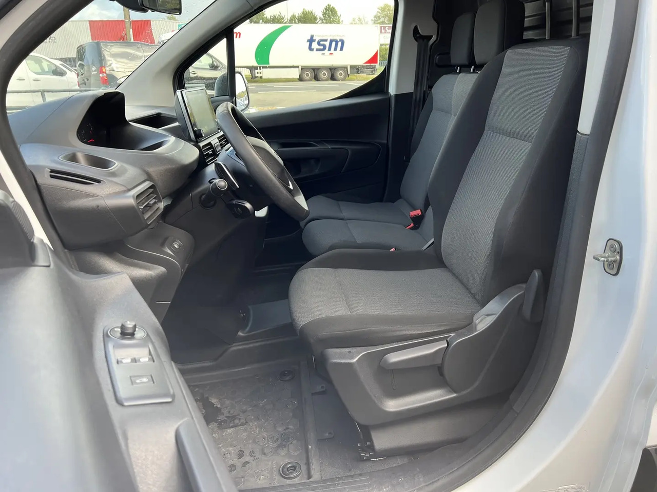 Peugeot Partner STANDARD 650KG BLUEHDI 130CH S&S ASPHALT EAT8 - Βαν: φωτογραφία 5 Peugeot Partner STANDARD 650KG BLUEHDI 130CH S&S ASPHALT EAT8 - Βαν: φωτογραφία 5