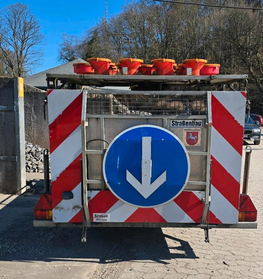 Horizont Tandem Absperrtafel VZ616 Fahrbare Verkehrsleittafel Verkehrssicherungsanhänger Verkehrsleitanhänger Sperrwand Verkehrssicherungsanhänger Nissen LP15 Blinkpfeilanlage Blinkpfeil Anhänger - Εξοπλισμού κατασκευών, Τρέιλερ: φωτογραφία 3 Horizont Tandem Absperrtafel VZ616 Fahrbare Verkehrsleittafel Verkehrssicherungsanhänger Verkehrsleitanhänger Sperrwand Verkehrssicherungsanhänger Nissen LP15 Blinkpfeilanlage Blinkpfeil Anhänger - Εξοπλισμού κατασκευών, Τρέιλερ: φωτογραφία 3