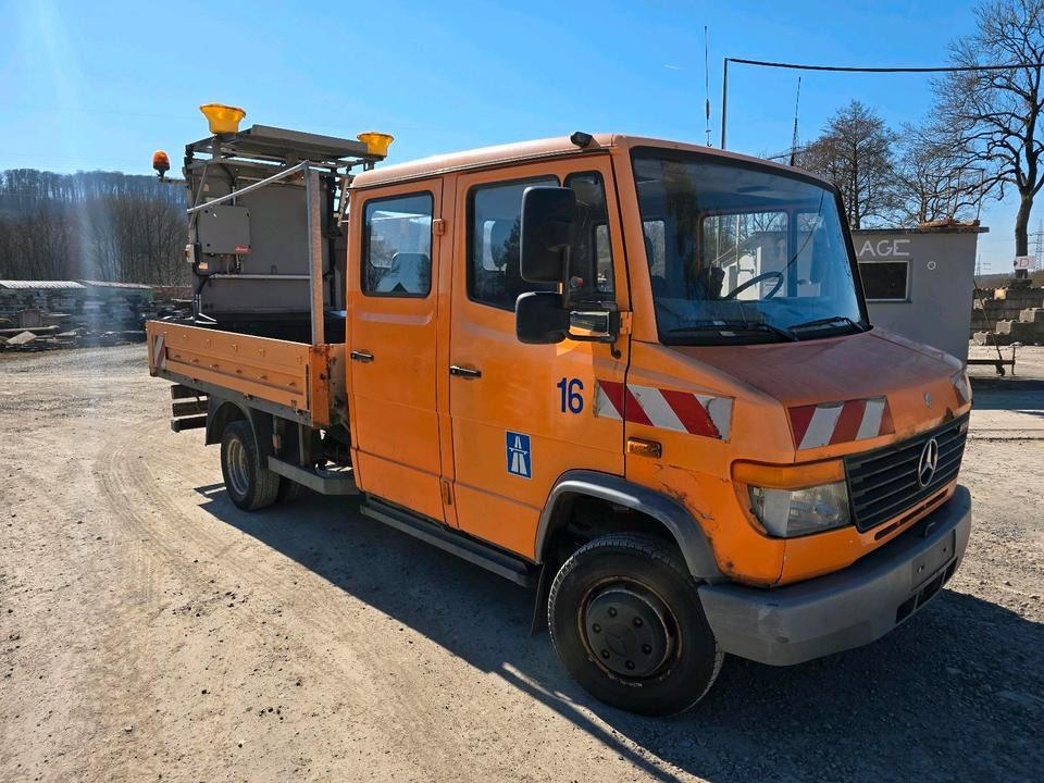 Mercedes-Benz Vario 614D Pritsche Doka 2002 Nissen VLT Verkehrsleittafel Absperrtafel LKW Vorwarntafel - Φορτηγό με ανοιχτή καρότσα: φωτογραφία 2 Mercedes-Benz Vario 614D Pritsche Doka 2002 Nissen VLT Verkehrsleittafel Absperrtafel LKW Vorwarntafel - Φορτηγό με ανοιχτή καρότσα: φωτογραφία 2