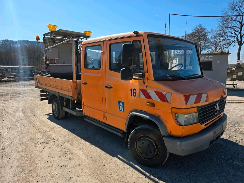 Mercedes-Benz Vario 614D Pritsche Doka 2002 Nissen VLT Verkehrsleittafel Absperrtafel LKW Vorwarntafel - Μικρό φορτηγό με καρότσα, Διπλοκάμπινο ελαφρύ επαγγελματικό: φωτογραφία 2 Mercedes-Benz Vario 614D Pritsche Doka 2002 Nissen VLT Verkehrsleittafel Absperrtafel LKW Vorwarntafel - Μικρό φορτηγό με καρότσα, Διπλοκάμπινο ελαφρύ επαγγελματικό: φωτογραφία 2