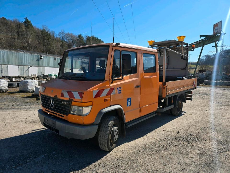Mercedes-Benz Vario 614D Pritsche Doka 2002 Nissen VLT Verkehrsleittafel Absperrtafel LKW Vorwarntafel - Φορτηγό με ανοιχτή καρότσα: φωτογραφία 1 Mercedes-Benz Vario 614D Pritsche Doka 2002 Nissen VLT Verkehrsleittafel Absperrtafel LKW Vorwarntafel - Φορτηγό με ανοιχτή καρότσα: φωτογραφία 1