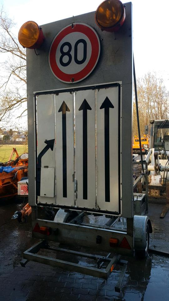 Nissen Vorwarntafel VLT Warntafel Verkehrsleittafel Verkehrsleitanhänger Verkehrssicherungsanhänger Absperrtafel Sperrwand Horizont VWT E Trebbiner - Τρέιλερ: φωτογραφία 2 Nissen Vorwarntafel VLT Warntafel Verkehrsleittafel Verkehrsleitanhänger Verkehrssicherungsanhänger Absperrtafel Sperrwand Horizont VWT E Trebbiner - Τρέιλερ: φωτογραφία 2