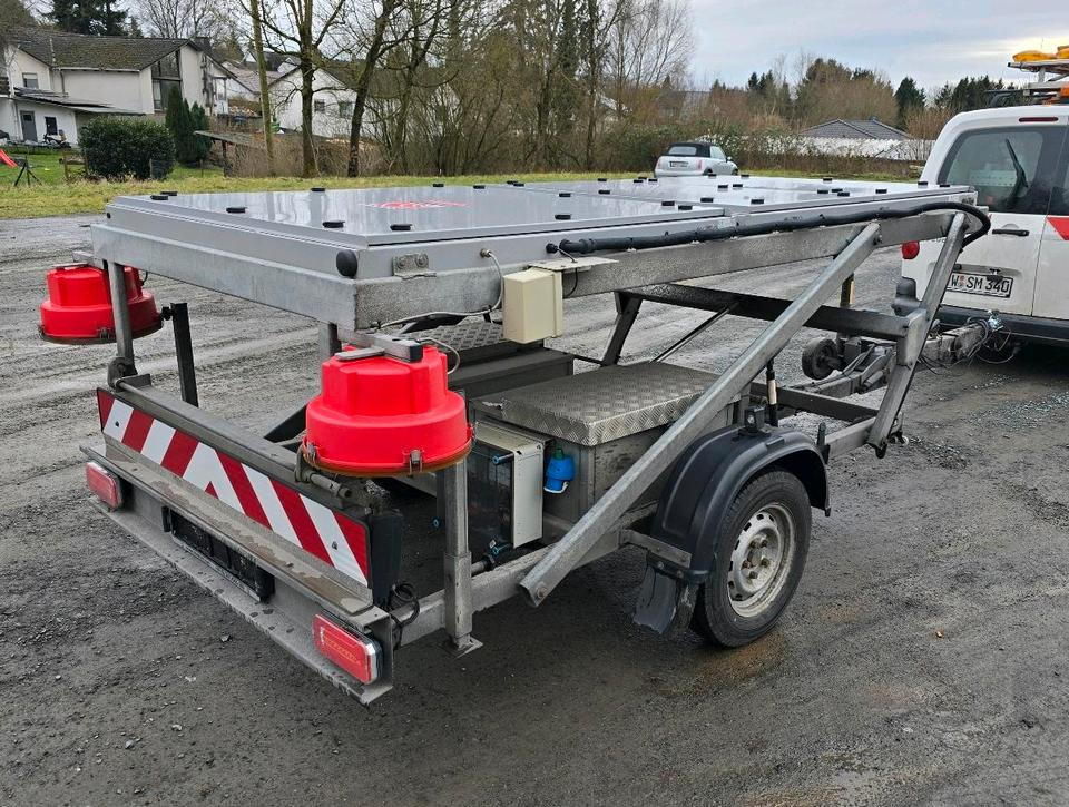 Trebbiner 5-farbig Horizont VWT Verkehrsleittafel Verkehrswarnanhänger Verkehrsleitanhänger Verkehrssicherungsanhänger Nissen Absperrtafel - Τρέιλερ: φωτογραφία 2 Trebbiner 5-farbig Horizont VWT Verkehrsleittafel Verkehrswarnanhänger Verkehrsleitanhänger Verkehrssicherungsanhänger Nissen Absperrtafel - Τρέιλερ: φωτογραφία 2