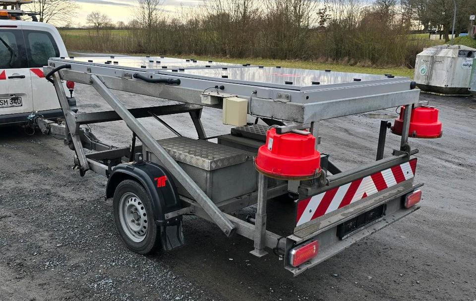 Trebbiner 5-farbig Horizont VWT Verkehrsleittafel Verkehrswarnanhänger Verkehrsleitanhänger Verkehrssicherungsanhänger Nissen Absperrtafel - Τρέιλερ: φωτογραφία 3 Trebbiner 5-farbig Horizont VWT Verkehrsleittafel Verkehrswarnanhänger Verkehrsleitanhänger Verkehrssicherungsanhänger Nissen Absperrtafel - Τρέιλερ: φωτογραφία 3