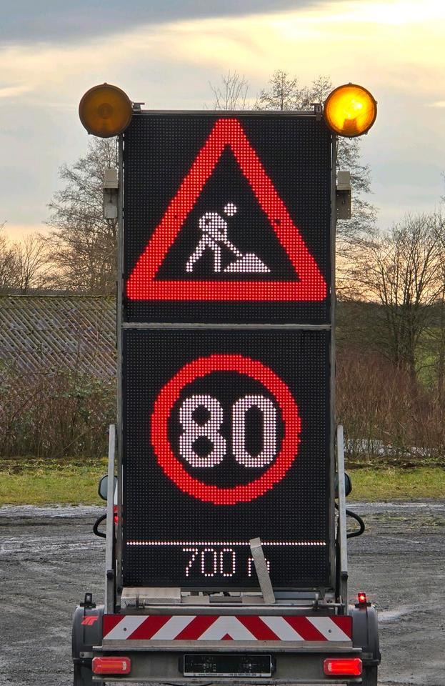Trebbiner 5-farbig Horizont VWT Verkehrsleittafel Verkehrswarnanhänger Verkehrsleitanhänger Verkehrssicherungsanhänger Nissen Absperrtafel - Τρέιλερ: φωτογραφία 1 Trebbiner 5-farbig Horizont VWT Verkehrsleittafel Verkehrswarnanhänger Verkehrsleitanhänger Verkehrssicherungsanhänger Nissen Absperrtafel - Τρέιλερ: φωτογραφία 1