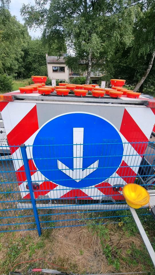 Trebbiner Absperrtafel VZ616 LED Funkwarnmeldeanlage Absperrtafel Sperrwand Verkehrsleittafel Verkehrsleitanhänger Verkehrssicherungsanhänger Leitanhänger Leittafel Verkehrssicherung Nissen Horizont - Τρέιλερ: φωτογραφία 4 Trebbiner Absperrtafel VZ616 LED Funkwarnmeldeanlage Absperrtafel Sperrwand Verkehrsleittafel Verkehrsleitanhänger Verkehrssicherungsanhänger Leitanhänger Leittafel Verkehrssicherung Nissen Horizont - Τρέιλερ: φωτογραφία 4