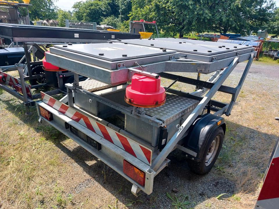Trebbiner Horizont VWT E VLT Verkehrsleittafel Leittafel Sicherungsanhänger Verkehrsleitanhänger Verkehrssicherungsanhänger Absperrtafel Sperrwand Nissen Verkehrssicherung Vorwarner Vorwarntafel - Εξοπλισμού κατασκευών: φωτογραφία 3 Trebbiner Horizont VWT E VLT Verkehrsleittafel Leittafel Sicherungsanhänger Verkehrsleitanhänger Verkehrssicherungsanhänger Absperrtafel Sperrwand Nissen Verkehrssicherung Vorwarner Vorwarntafel - Εξοπλισμού κατασκευών: φωτογραφία 3