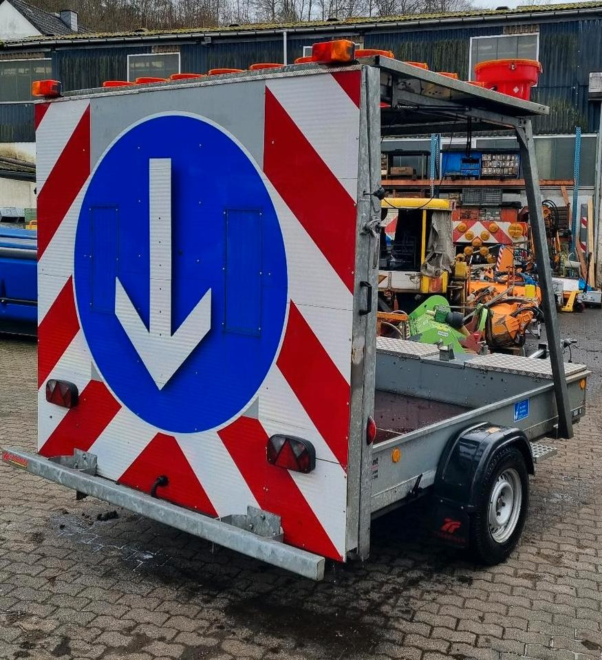 Trebbiner LED Absperrtafel 2019 FAT Sperrwand Verkehrsleittafel Verkehrsleitanhänger Verkehrssicherungsanhänger Leitanhänger VZ616 RSA21 - Τρέιλερ: φωτογραφία 1 Trebbiner LED Absperrtafel 2019 FAT Sperrwand Verkehrsleittafel Verkehrsleitanhänger Verkehrssicherungsanhänger Leitanhänger VZ616 RSA21 - Τρέιλερ: φωτογραφία 1