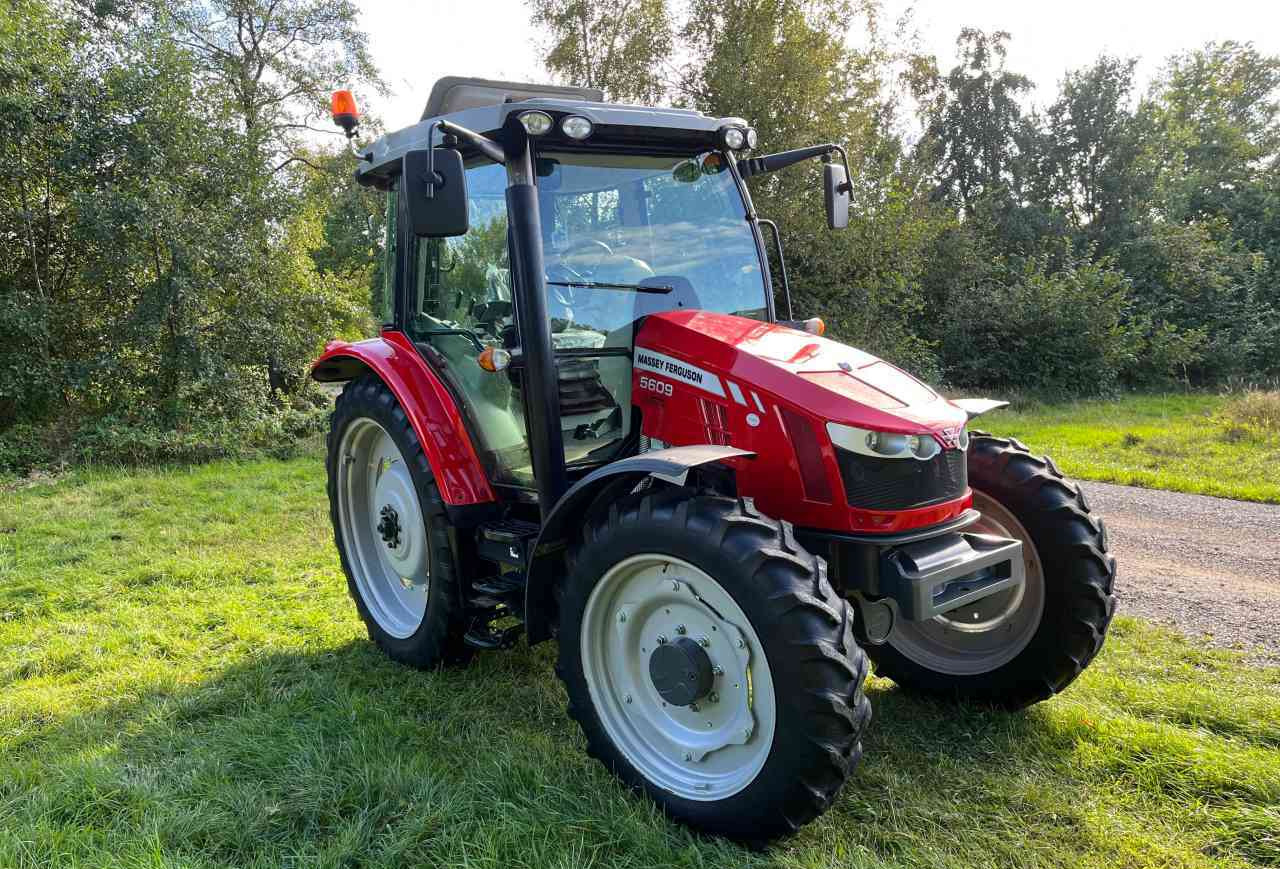 Massey Ferguson 5609 Dyna-4 Essential - Τρακτέρ: φωτογραφία 2 Massey Ferguson 5609 Dyna-4 Essential - Τρακτέρ: φωτογραφία 2