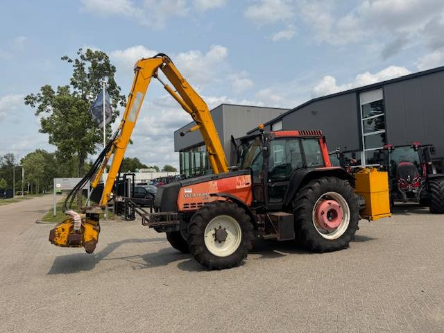 Valtra 8150 hitech met Bos maaiarm met klepelmaaier - Τρακτέρ: φωτογραφία 2 Valtra 8150 hitech met Bos maaiarm met klepelmaaier - Τρακτέρ: φωτογραφία 2