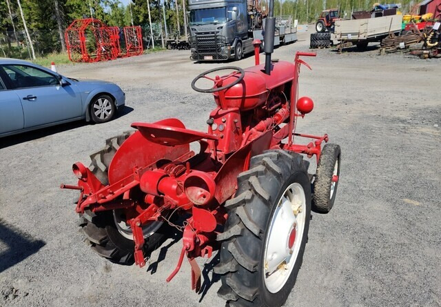 Massey Harris Traktori - bensiini - Τρακτέρ: φωτογραφία 5 Massey Harris Traktori - bensiini - Τρακτέρ: φωτογραφία 5