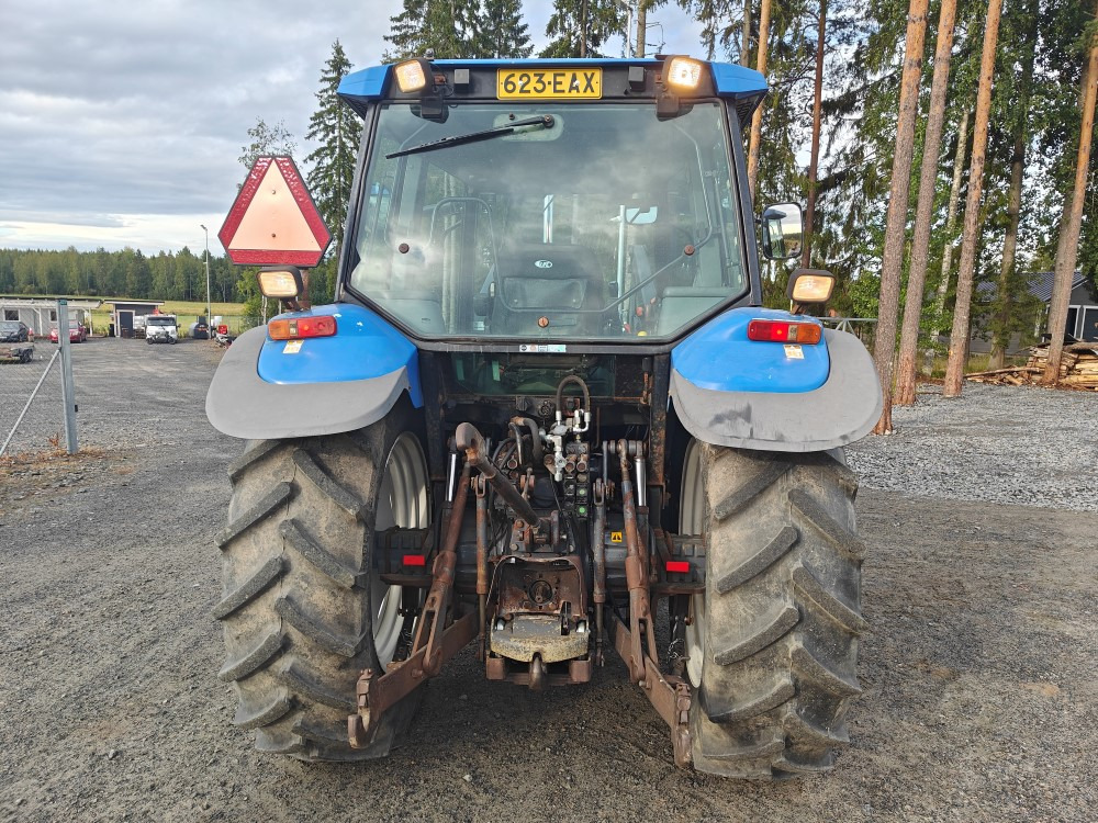 New Holland TS100, ES vaihteisto, ilmastointi, etukuormaaja Ålö Q55, katso video! - Τρακτέρ: φωτογραφία 4 New Holland TS100, ES vaihteisto, ilmastointi, etukuormaaja Ålö Q55, katso video! - Τρακτέρ: φωτογραφία 4