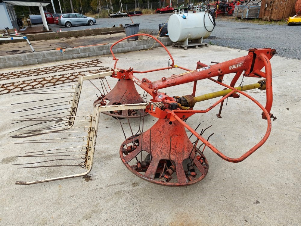 Pyöröharavapöyhin Fahr KU25 karhottimilla Ratasvetoinen harvinainen kone, katso video! - Χορτοσυλλέκτης: φωτογραφία 3 Pyöröharavapöyhin Fahr KU25 karhottimilla Ratasvetoinen harvinainen kone, katso video! - Χορτοσυλλέκτης: φωτογραφία 3