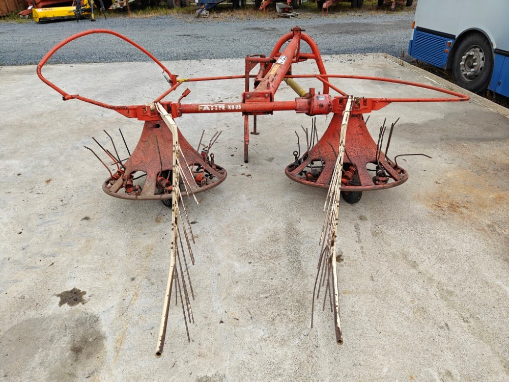 Pyöröharavapöyhin Fahr KU25 karhottimilla Ratasvetoinen harvinainen kone, katso video! - Χορτοσυλλέκτης: φωτογραφία 4 Pyöröharavapöyhin Fahr KU25 karhottimilla Ratasvetoinen harvinainen kone, katso video! - Χορτοσυλλέκτης: φωτογραφία 4