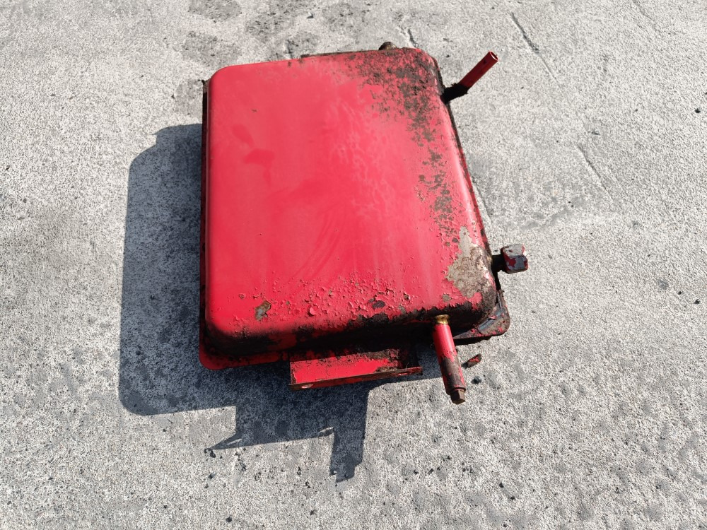 Sampo 410 hydrauliikkaöljysäiliö - Υδραυλική δεξαμενή για Θεριζοαλωνιστική μηχανή: φωτογραφία 3 Sampo 410 hydrauliikkaöljysäiliö - Υδραυλική δεξαμενή για Θεριζοαλωνιστική μηχανή: φωτογραφία 3