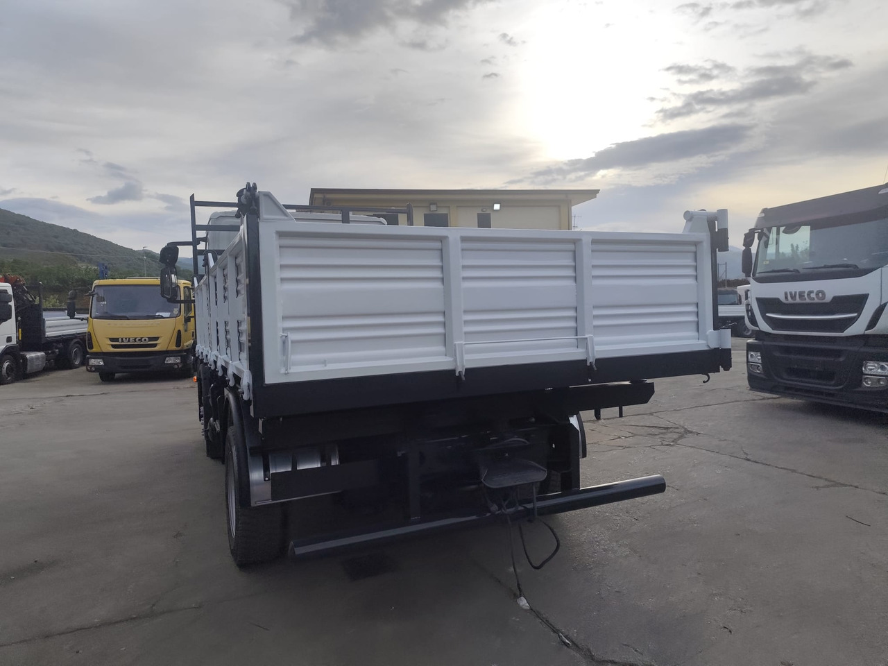 IVECO EUROCARGO 120E25 - Φορτηγό ανατρεπόμενο: φωτογραφία 4 IVECO EUROCARGO 120E25 - Φορτηγό ανατρεπόμενο: φωτογραφία 4