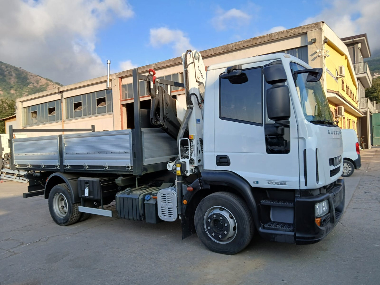 IVECO EUROCARGO 120E28P - Φορτηγό με γερανό: φωτογραφία 2 IVECO EUROCARGO 120E28P - Φορτηγό με γερανό: φωτογραφία 2