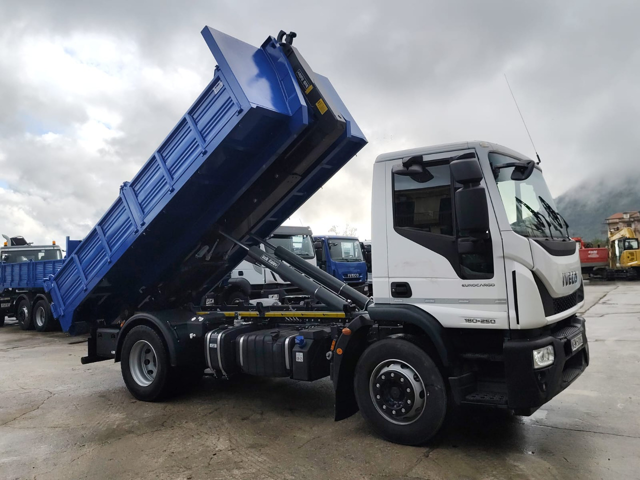 Φορτηγό φόρτωσης γάντζου, Φορτηγό με γερανό IVECO EUROCARGO 180-250: φωτογραφία 7