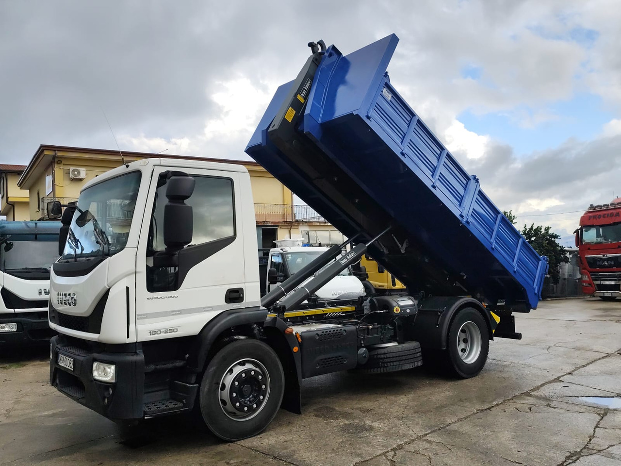 Φορτηγό φόρτωσης γάντζου, Φορτηγό με γερανό IVECO EUROCARGO 180-250: φωτογραφία 13
