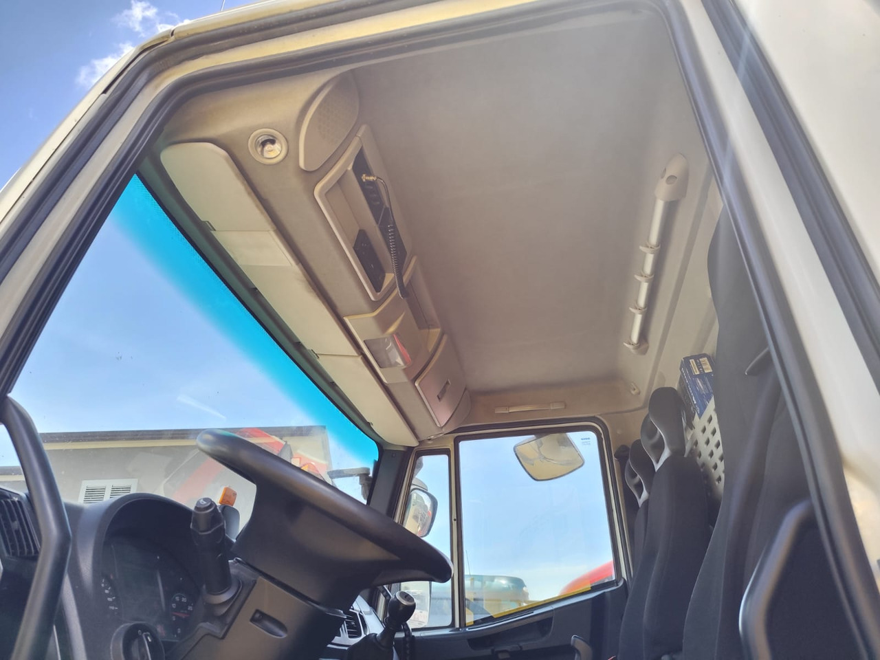 IVECO EUROCARGO 180-250 - Φορτηγό σασί, Φορτηγό με γερανό: φωτογραφία 4 IVECO EUROCARGO 180-250 - Φορτηγό σασί, Φορτηγό με γερανό: φωτογραφία 4