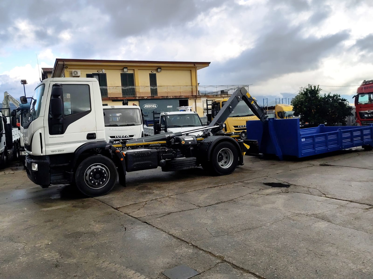 Φορτηγό φόρτωσης γάντζου, Φορτηγό με γερανό IVECO EUROCARGO 180-250: φωτογραφία 44