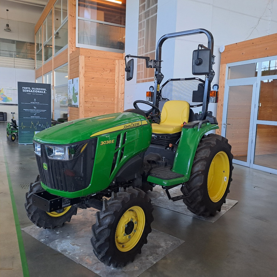 JOHN DEERE 3038E COMPATTO - Τρακτέρ: φωτογραφία 1 JOHN DEERE 3038E COMPATTO - Τρακτέρ: φωτογραφία 1