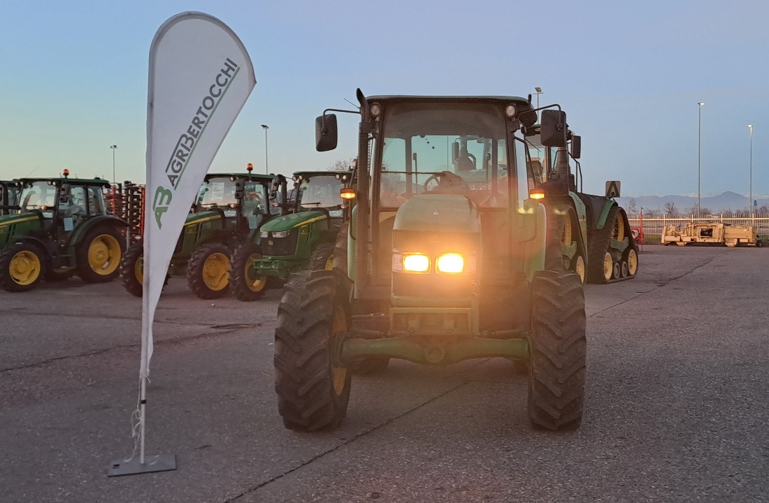 JOHN DEERE 5820 - Τρακτέρ: φωτογραφία 3 JOHN DEERE 5820 - Τρακτέρ: φωτογραφία 3