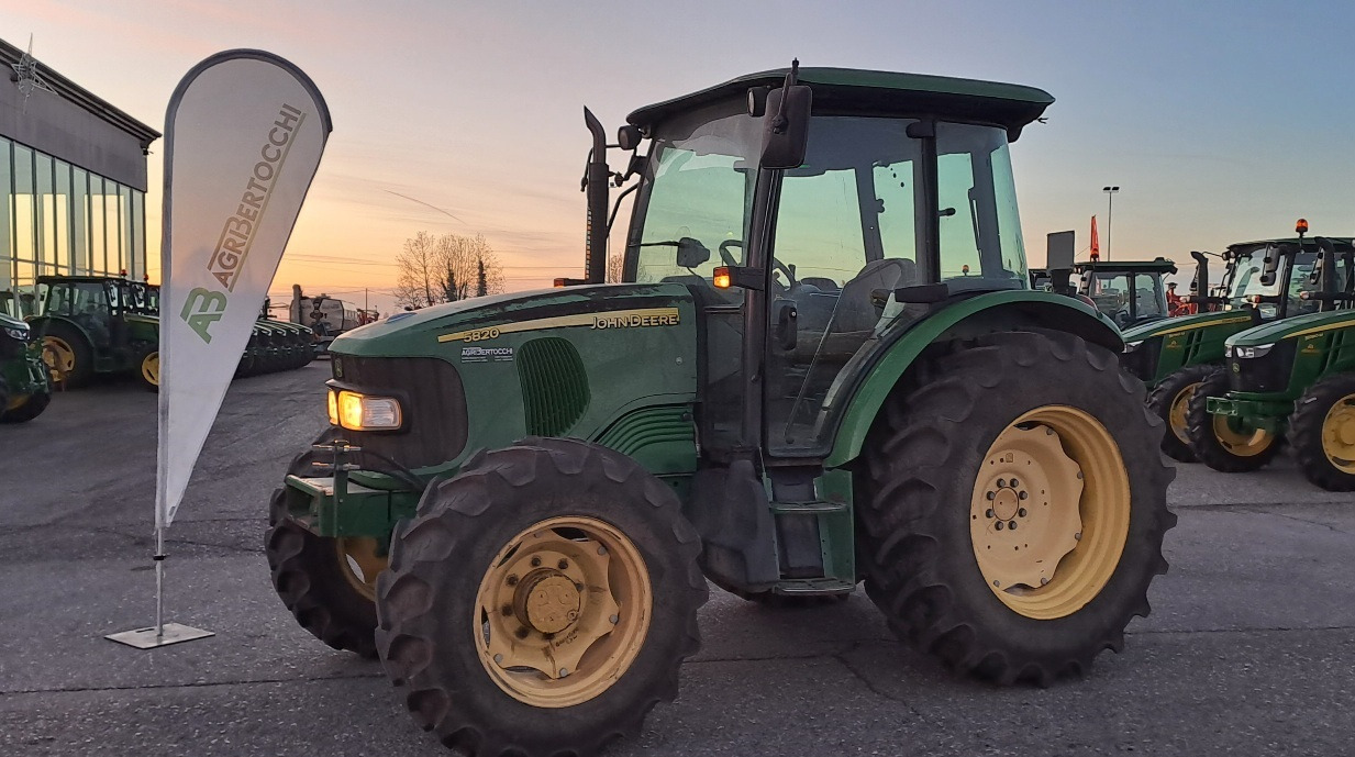 JOHN DEERE 5820 - Τρακτέρ: φωτογραφία 1 JOHN DEERE 5820 - Τρακτέρ: φωτογραφία 1