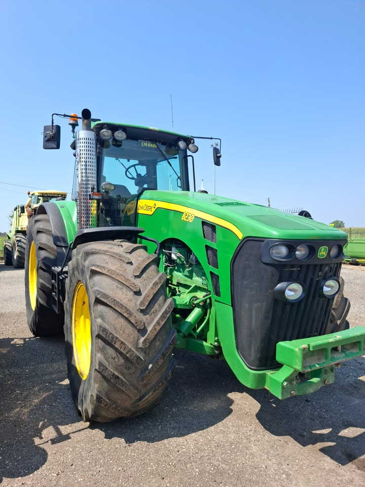 JOHN DEERE 8230 - Τρακτέρ: φωτογραφία 1 JOHN DEERE 8230 - Τρακτέρ: φωτογραφία 1