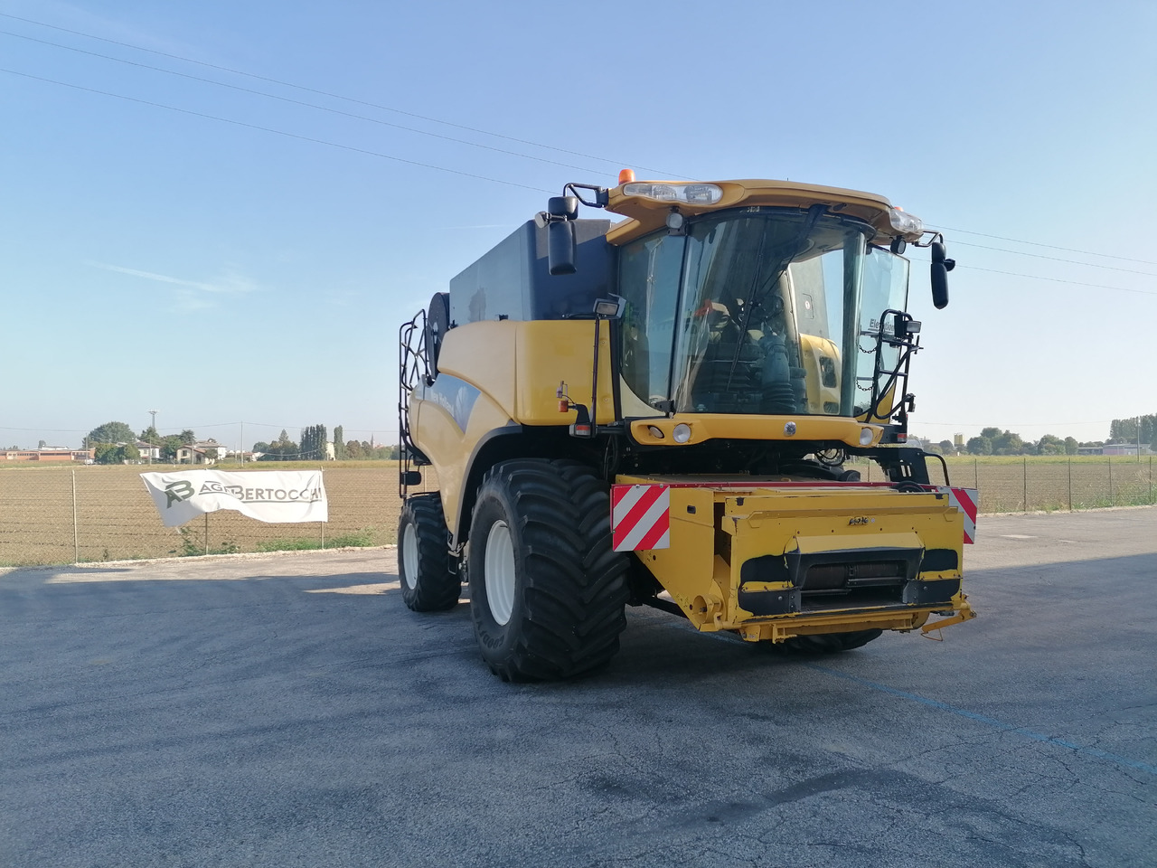 NEW HOLLAND CR 9060 - Θεριζοαλωνιστική μηχανή: φωτογραφία 1 NEW HOLLAND CR 9060 - Θεριζοαλωνιστική μηχανή: φωτογραφία 1